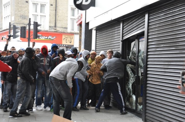 Looting-Rioters-in-London-August-2011