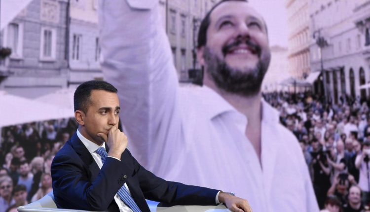 Luigi-Di-Maio-e-sullo-sfondo-Matteo-Salvini-750x430